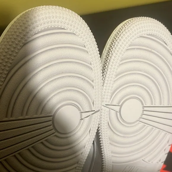 BRAND NEW MENS RETRO JORDAN 1s SIZE 7Y NWT - Picture 11 of 12